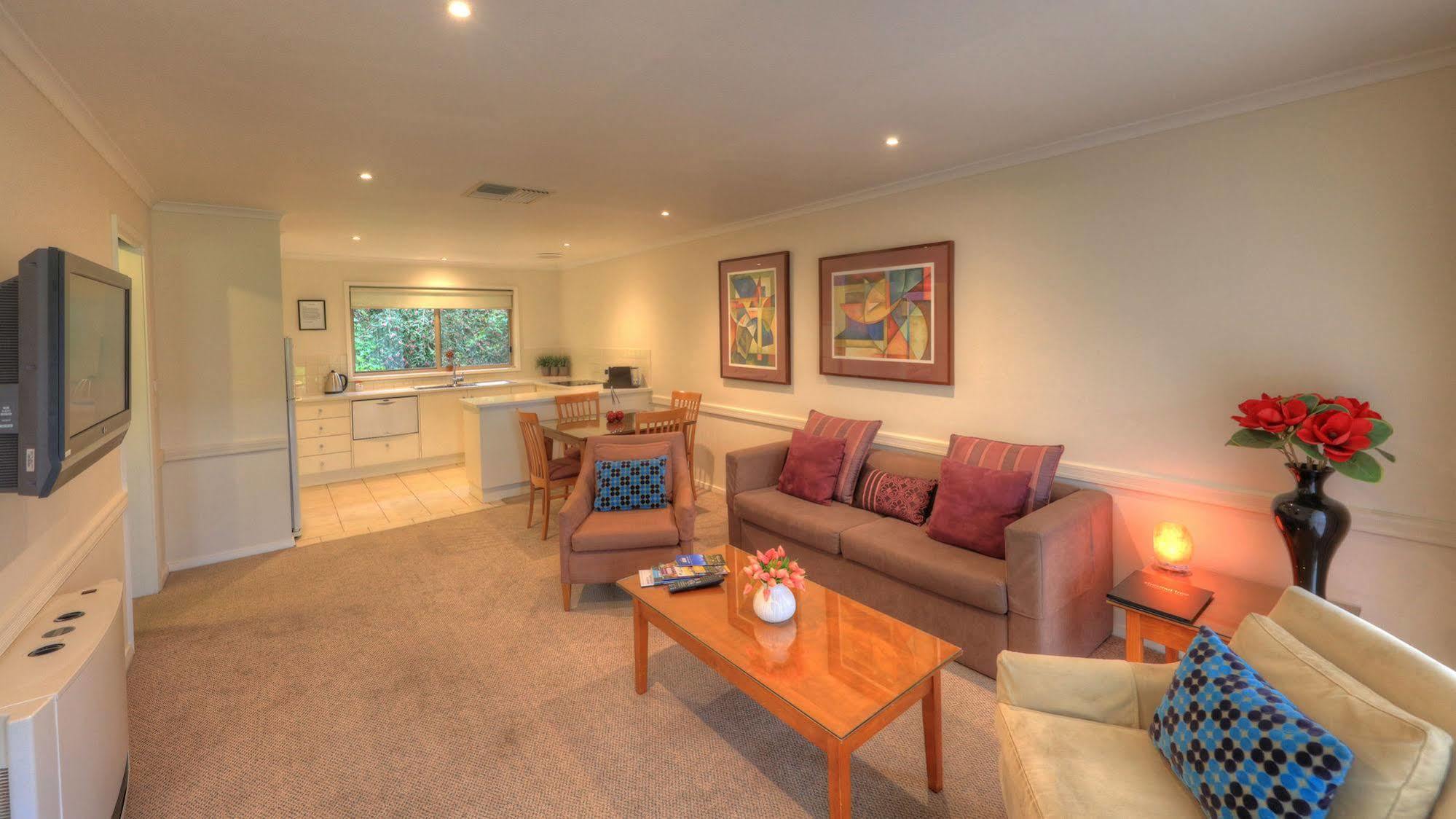 Chestnut Tree Holiday Units Bright Exterior photo