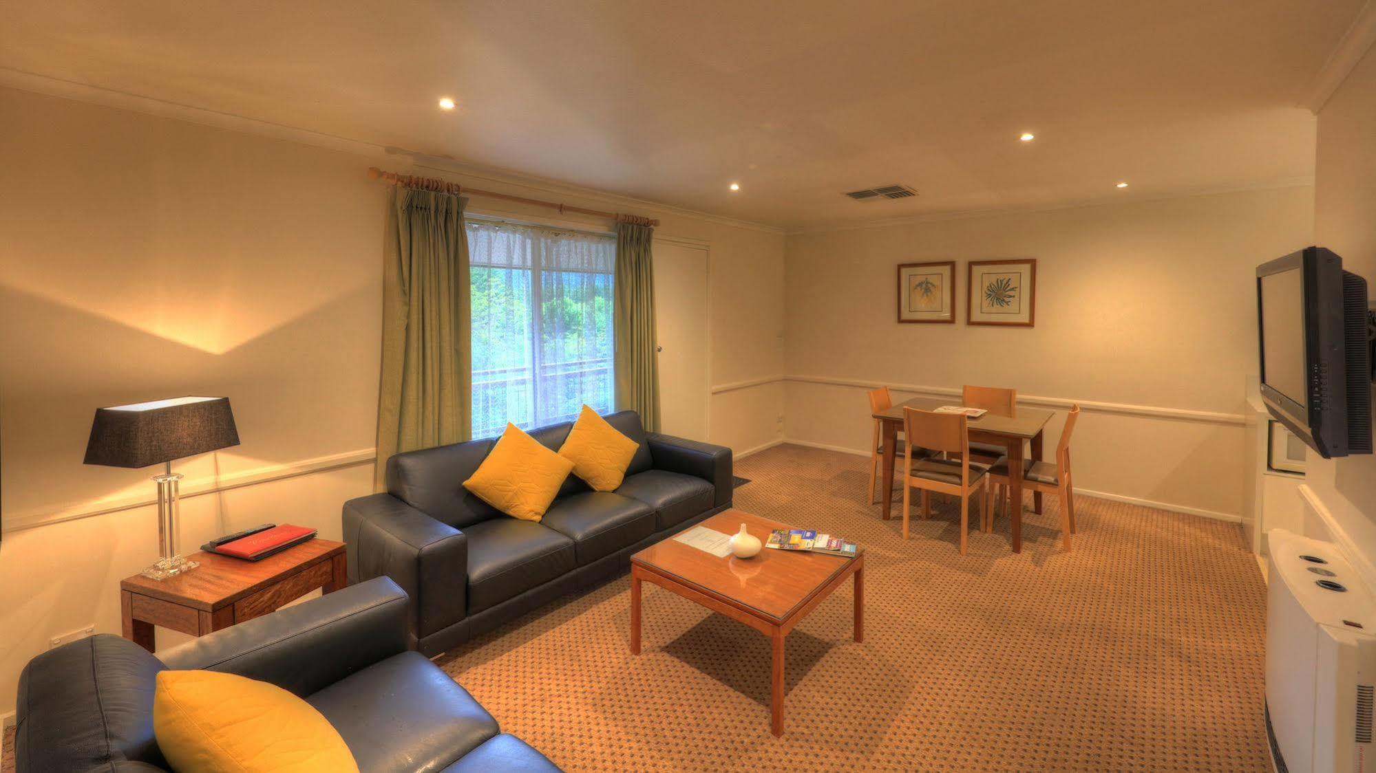 Chestnut Tree Holiday Units Bright Exterior photo