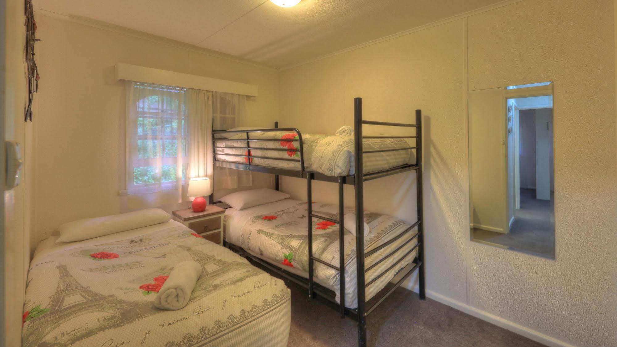 Chestnut Tree Holiday Units Bright Exterior photo