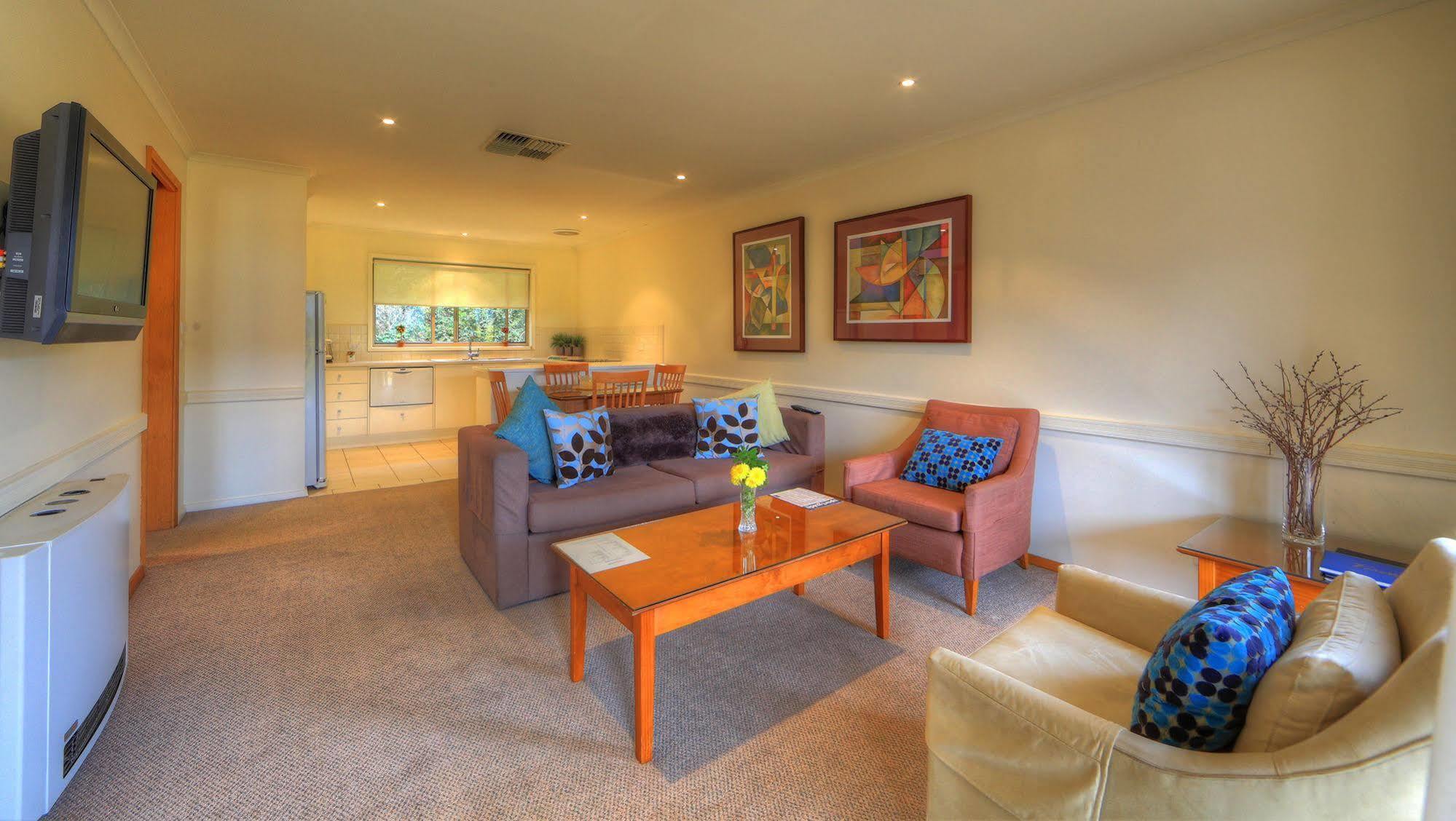 Chestnut Tree Holiday Units Bright Exterior photo